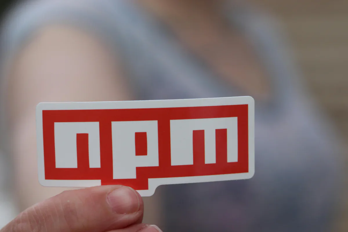 Shai-Hulud npm támadás: Önmagát-sokszorosító supply chain féreg blog bejegyzés kiemelt képe